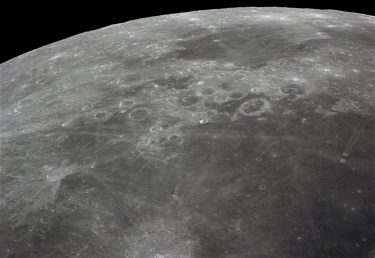 europlanetmedia's tweet image. 🌖 Planetary Image of the Day #PIOD features the surface of the Moon, photographed during the #Apollo16 mission 👩‍🚀
In the foreground, #MareFecunditatis and the twin craters Messier. Nearer the horizon is #MareNectaris with craters Goclenius and Gutenberg in between 🛰️🚀
