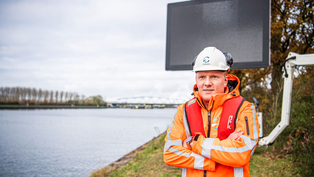 Compass_CIN's tweet photo. Rijkswaterstaat draagt zorg voor een beter en veiliger vaarwegennetwerk in Nederland. Informatievoorziening speelt daarbij een belangrijke rol. Zo weet de gebruiker van de vaarwegen waar hij aan toe is. https://t.co/EKkabxWI6y