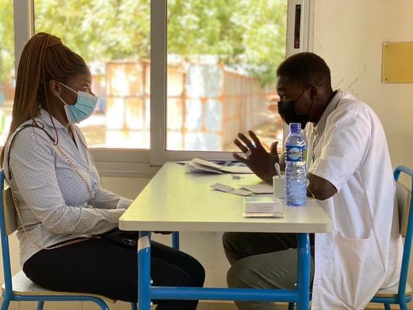 laf_wo's tweet photo. La clinique mobile de l’Association des Étudiants en Médecine est présente à nos côtés. Au programme: dépistage de l’hépatite B, dépistage du cancer du sein, dépistage du cancer du col de l’utérus, dépistage des facteurs de risques cardio-vasculaires ( diabète, HTA) 

#WoLAf2021 https://t.co/vtBFeTzT8u