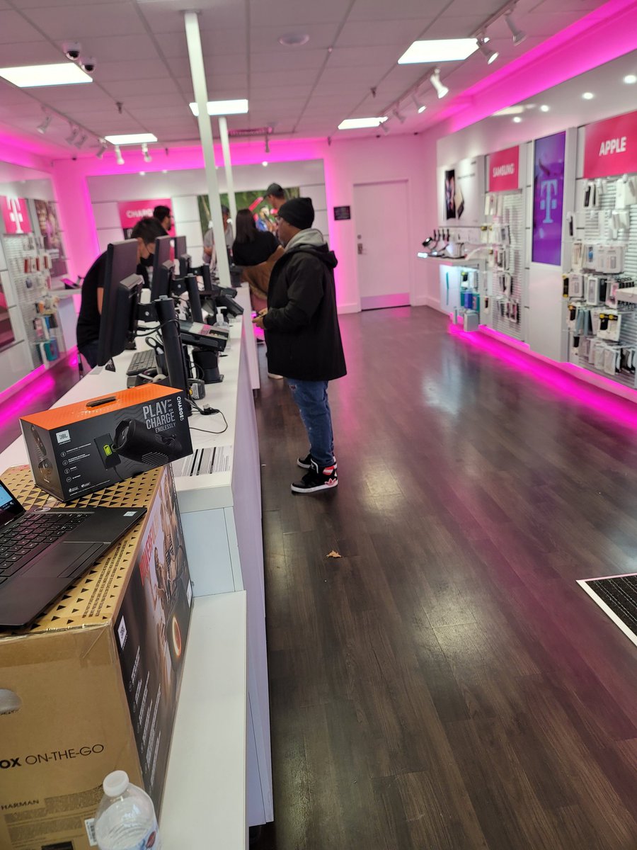 Team Woonsocket showing some Magenta love to our wonderful Sprint Customers! #customerlove #NORTHBEAST <a href="/RealDBreeze/">D Brown</a> <a href="/BeastoSupremo/">El_Beasto_Supremo!</a> <a href="/JGoncalves777/">Johnathas Goncalves</a> <a href="/wwhiteheadiii/">Will Whitehead</a> <a href="/Samir_fl/">Samir Boulos</a>