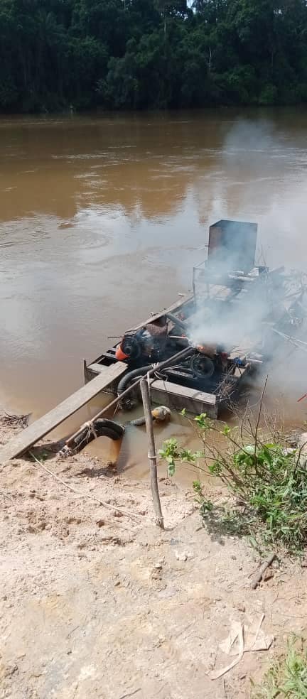 zapping_ci's tweet photo. #cotedivoire :  Le matériel des orpailleurs clandestins libériens saisis  sur le fleuve Cavally et brûlés par les agents des Eaux et Forêts

Lien: https://t.co/Gd71Kbs4Rw

#developpement #Afrique #CIV225 #Ouattara #gouvernement #minef #eauxetforetsci https://t.co/aCopp6t1N3