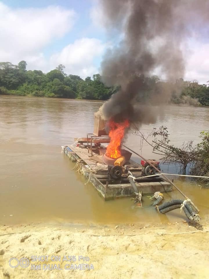 zapping_ci's tweet photo. #cotedivoire :  Le matériel des orpailleurs clandestins libériens saisis  sur le fleuve Cavally et brûlés par les agents des Eaux et Forêts

Lien: https://t.co/Gd71Kbs4Rw

#developpement #Afrique #CIV225 #Ouattara #gouvernement #minef #eauxetforetsci https://t.co/aCopp6t1N3