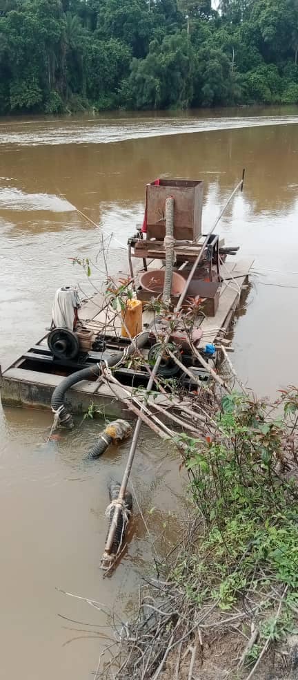 zapping_ci's tweet photo. #cotedivoire :  Le matériel des orpailleurs clandestins libériens saisis  sur le fleuve Cavally et brûlés par les agents des Eaux et Forêts

Lien: https://t.co/Gd71Kbs4Rw

#developpement #Afrique #CIV225 #Ouattara #gouvernement #minef #eauxetforetsci https://t.co/aCopp6t1N3