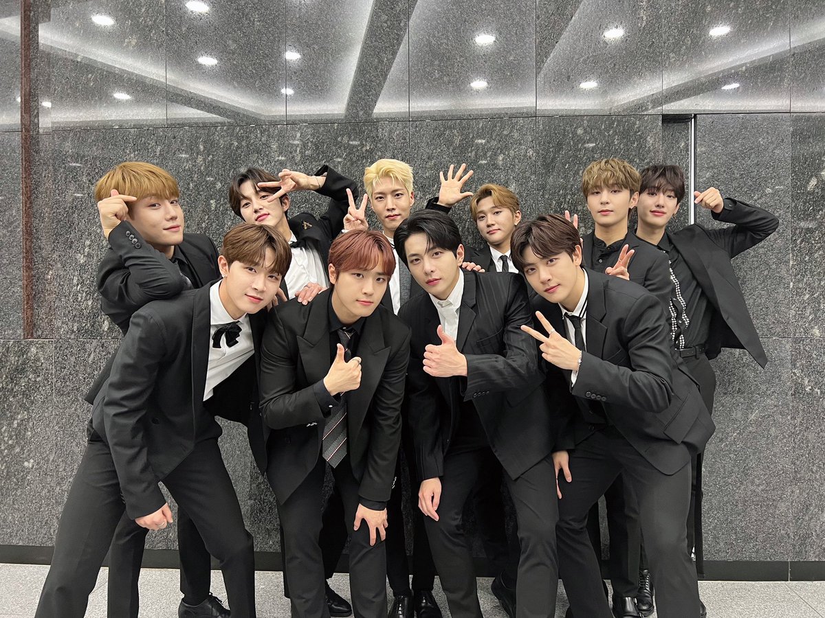 GoldenChild's tweet photo. [📸] 211126 #2021노담콘서트_담배없는폐스티벌 🤍

밤 하늘의 별 처럼 반짝 반짝 빛난 골든차일드✨
덕분에 모두가 즐거운 금요일 밤을 보낼 수 있었습니다 🤩🙌

#GoldenChild #GNCD https://t.co/e0a76Ub7RQ