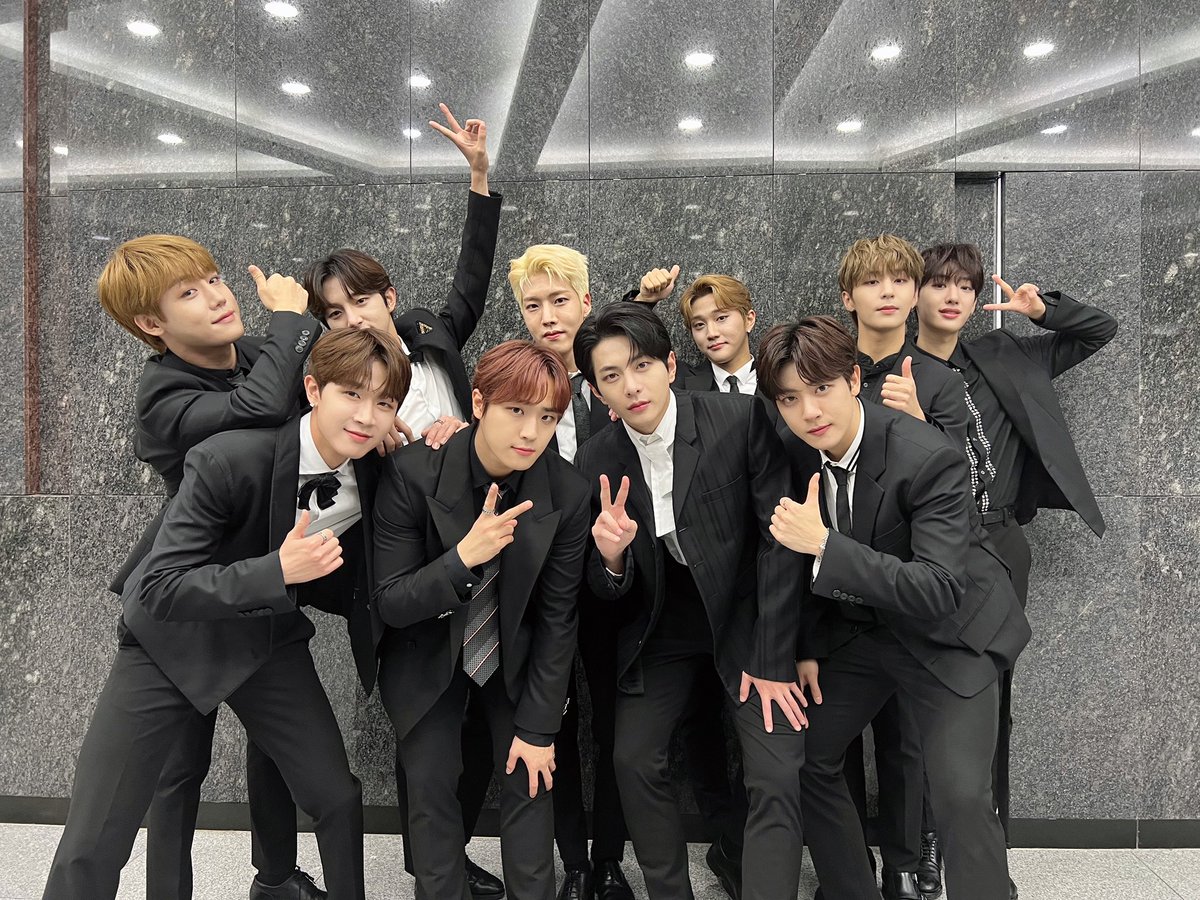 GoldenChild's tweet photo. [📸] 211126 #2021노담콘서트_담배없는폐스티벌 🤍

밤 하늘의 별 처럼 반짝 반짝 빛난 골든차일드✨
덕분에 모두가 즐거운 금요일 밤을 보낼 수 있었습니다 🤩🙌

#GoldenChild #GNCD https://t.co/e0a76Ub7RQ