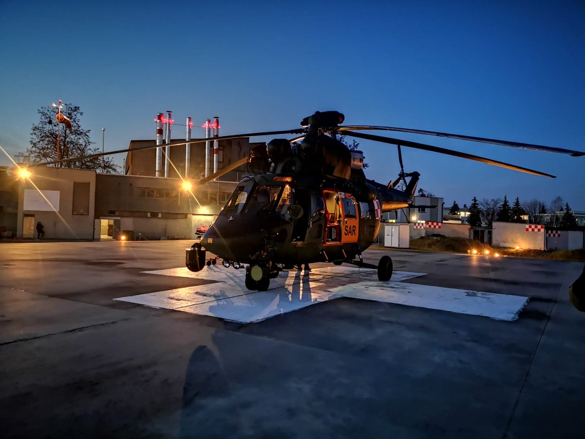 DowOperSZ's tweet photo. #LZPR z Mińska Mazowieckiego W-3 WA SAR 🚁, wspólnie z medykami #LPR, zrealizował 5⃣6⃣ misję #MEDEVAC. Przetransportowano ciężko chorego pacjenta z #COVID19 w komorze izolacyjnej BIO BAG na trasie Mielec ➡ Kraków.
@DGeneralneRSZ, #3SLTr, #2GPR, #ARSC, #COPDKP, #ARCC,@PANSA_PL https://t.co/JrjplGXfmU