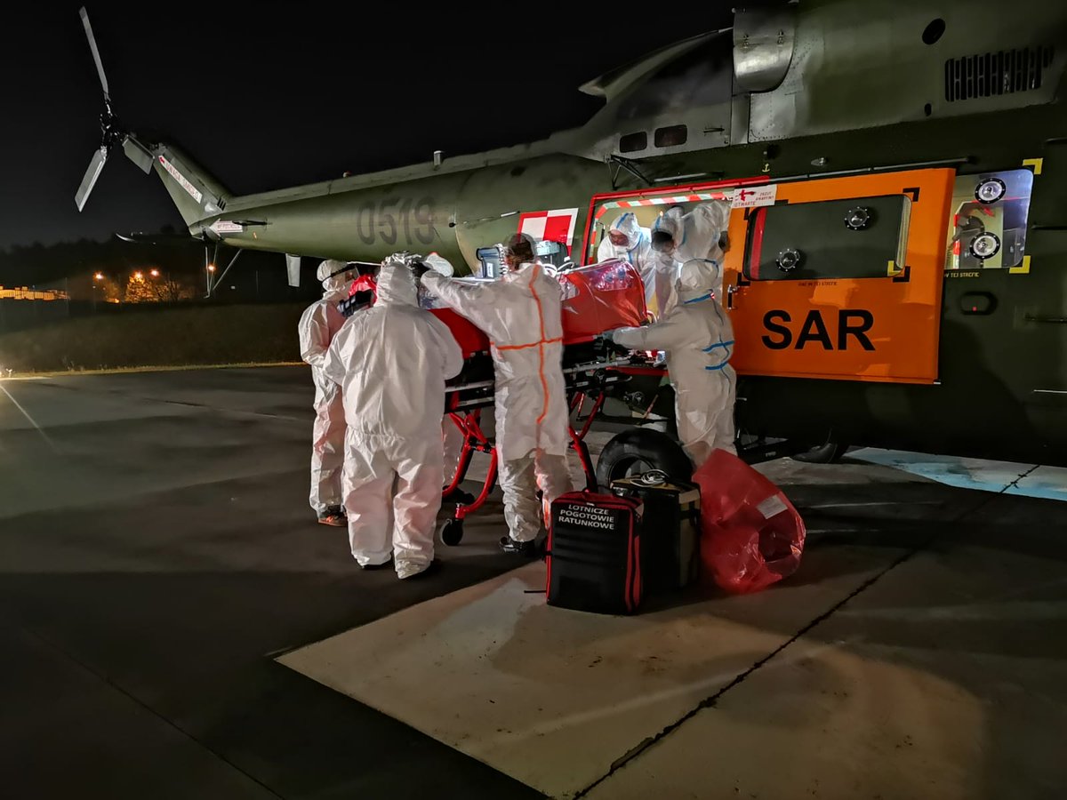 DowOperSZ's tweet photo. #LZPR z Mińska Mazowieckiego W-3 WA SAR 🚁, wspólnie z medykami #LPR, zrealizował 5⃣6⃣ misję #MEDEVAC. Przetransportowano ciężko chorego pacjenta z #COVID19 w komorze izolacyjnej BIO BAG na trasie Mielec ➡ Kraków.
@DGeneralneRSZ, #3SLTr, #2GPR, #ARSC, #COPDKP, #ARCC,@PANSA_PL https://t.co/JrjplGXfmU