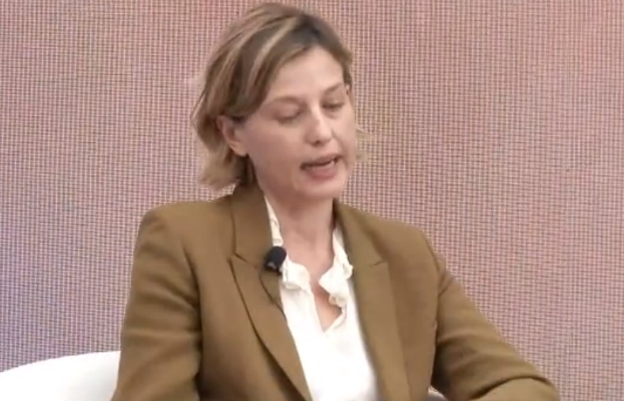 LucaTalotta's tweet photo. Francesca Isgrò, presidente Enav, durante #AceaSustainabilityDay, sottolinea l'importanza di una transizione da fare attraverso la formazione dei lavoratori. Non va dimenticato chi lavora in imprese inquinanti.
#AceaGruppo
@aceagruppo https://t.co/NrpEyd8PZ8