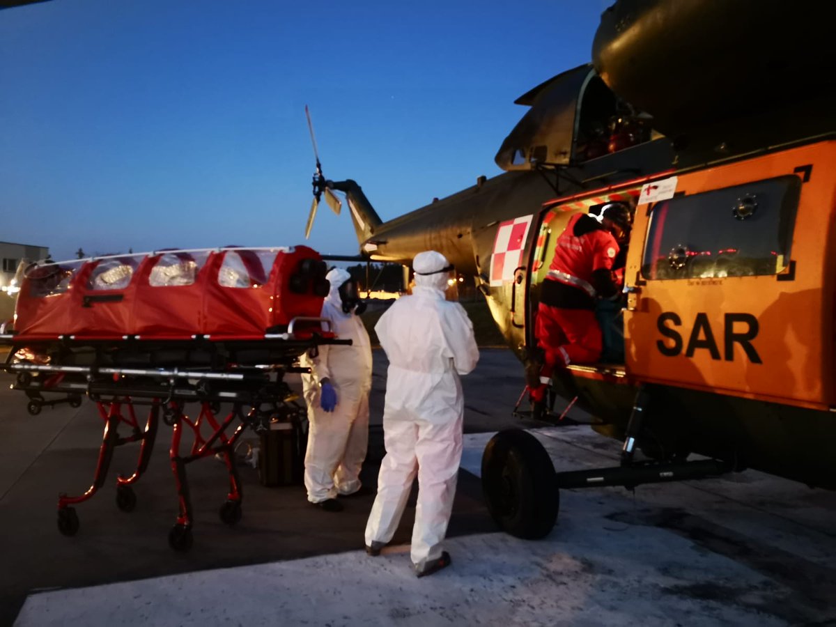 DowOperSZ's tweet photo. #LZPR z Mińska Mazowieckiego W-3 WA SAR 🚁, wspólnie z medykami #LPR, zrealizował 5⃣6⃣ misję #MEDEVAC. Przetransportowano ciężko chorego pacjenta z #COVID19 w komorze izolacyjnej BIO BAG na trasie Mielec ➡ Kraków.
@DGeneralneRSZ, #3SLTr, #2GPR, #ARSC, #COPDKP, #ARCC,@PANSA_PL https://t.co/JrjplGXfmU