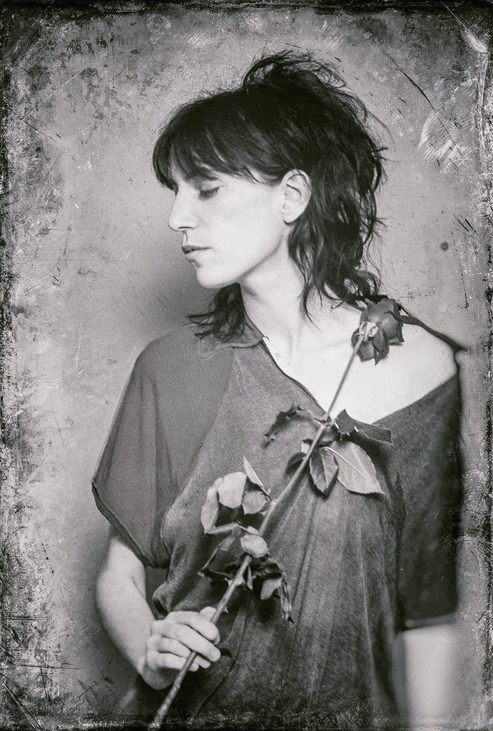 womensart1's tweet photo. Patti Smith, 1976 by Lynn Goldsmith, one of the first female music scene photographers #WomensArt https://t.co/OgLobtLIp4