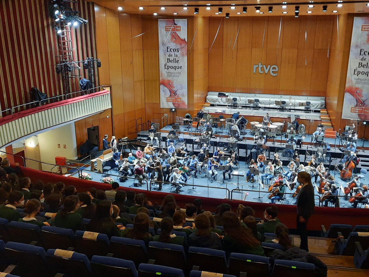 LosTilosColegio's tweet photo. Cultivar las artes, entre ellas la música, es fundamental para el desarrollo de la sensibilidad y las habilidades sociales. Por eso 3° ESO ha asistido al ensayo general ofrecido por la Orquesta y Coro de RTVE en el Teatro Monumental de Atocha @OCRTVE #TalentoSteam https://t.co/eTp8lZlpEO