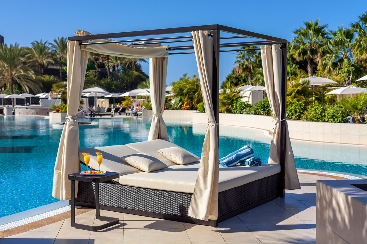 TacandeHotels's tweet photo. #Tenerife ✨

Everything you need for a beautiful day. Have a nice weekend. 💙

#GranTacande #5Senses #Hotel #DreamSAFE #DreamDays #CostaAdeje #MainPool https://t.co/njT0byRv4P