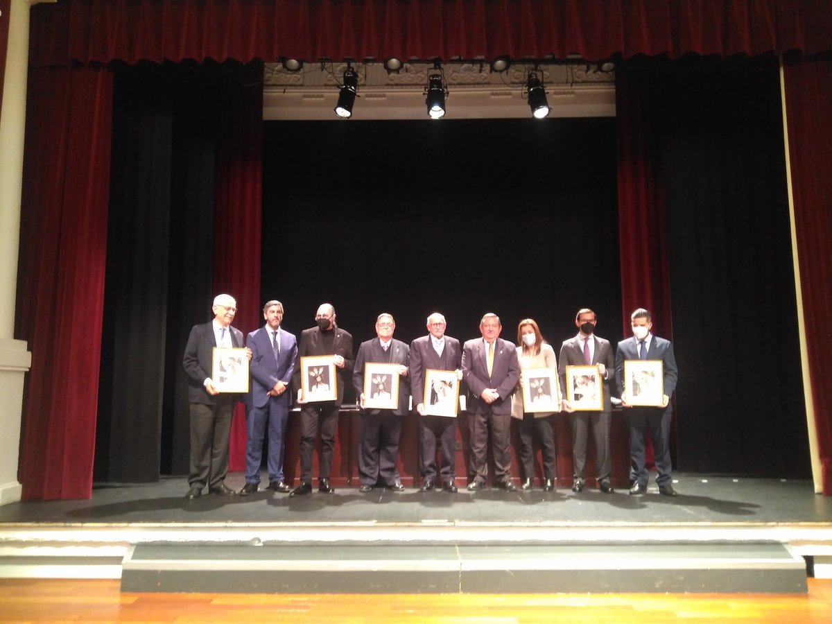 y Pascual González <a href="/CANTORHISPALIS/">Pascual González</a> 

"Yo salgo el Martes Santo de penitente,
de penitente, 
yo salgo el Martes Santo
de penitente,  
voy detrás de mi Cristo subiendo el puente.
Como la nieve
mi capa es blanca, almidoná
San Benito con su gente
del barrio de la Calzá"