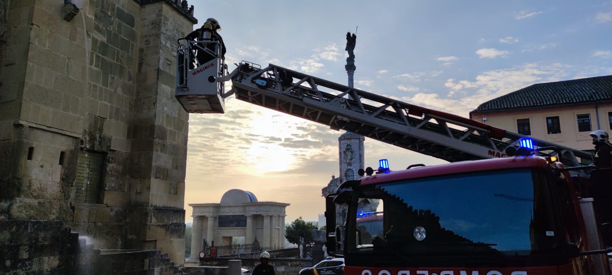 061Cordoba's tweet photo. Esta mañana se ha llevado a cabo un simulacro de incendio en la @mezq_catedral con la participación de @061Cordoba , @cordobafire , @policia y #PolicíaLocal de #Córdoba. https://t.co/6LbQmz0zt7