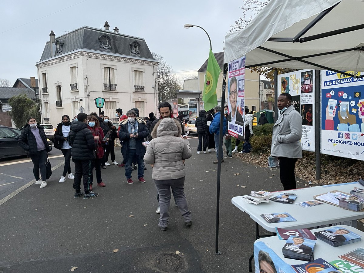 BilongoCarlos's tweet photo. Présent avec la Députée @SabineRubinFI93 , auprès des jeunes des lycées de #Sarcelles pour parler de la #GenerationMelenchon #presidentielles2022 #Melenchon2022 
➡️Allocation de 1063€ par mois tous les étudiants &amp; lycéens du pro
➡️ SMIC à 1400€
➡️ Bifurcation écologique https://t.co/JlOrTzPa0D