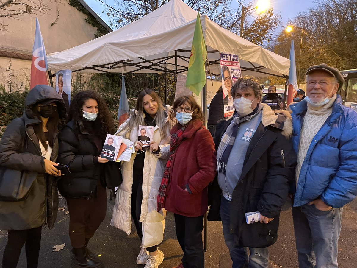 BilongoCarlos's tweet photo. Présent avec la Députée @SabineRubinFI93 , auprès des jeunes des lycées de #Sarcelles pour parler de la #GenerationMelenchon #presidentielles2022 #Melenchon2022 
➡️Allocation de 1063€ par mois tous les étudiants &amp; lycéens du pro
➡️ SMIC à 1400€
➡️ Bifurcation écologique https://t.co/JlOrTzPa0D