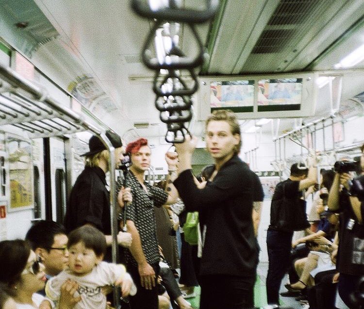 aals_yb's tweet photo. favourite 2019 5sos moment:when they went to Seoul and enjoyed themselves for the first time in a foreign country rather than just working,and giving us the funniest 1 hours video #5SOSDay3 #10YearsOf5SOS ❤️I no https://t.co/lUXxoTyxsR