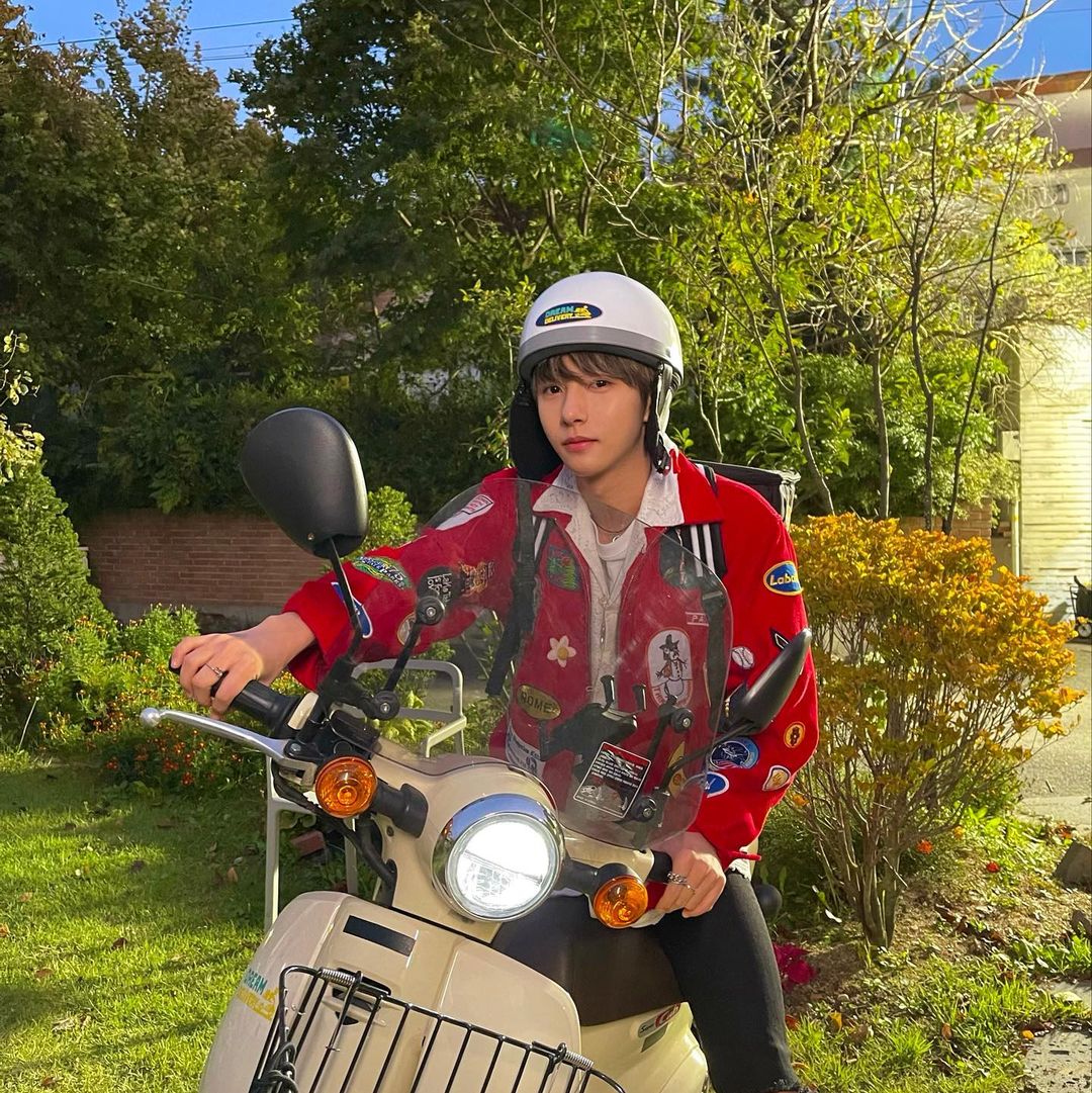 he is so cute hello i didn't know i need a renjun with scooter in my life before 🥺❤️