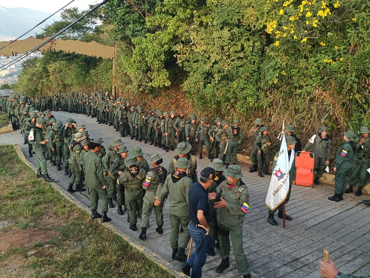 Umbv_Fanb's tweet photo. La UMBV con la presencia del MG Nicodemo Ramos Viceministro de @Educacion_MPPD en el marco del plan Aprender Haciendo,da inicio a la marcha de las 5 leguas"Camino a la Mar"conmemorando la partida de la última estadía en Venezuela del Libertador Simón Bolívar #UMBVCaminoALaMar2021 https://t.co/7qz5ld5qaf