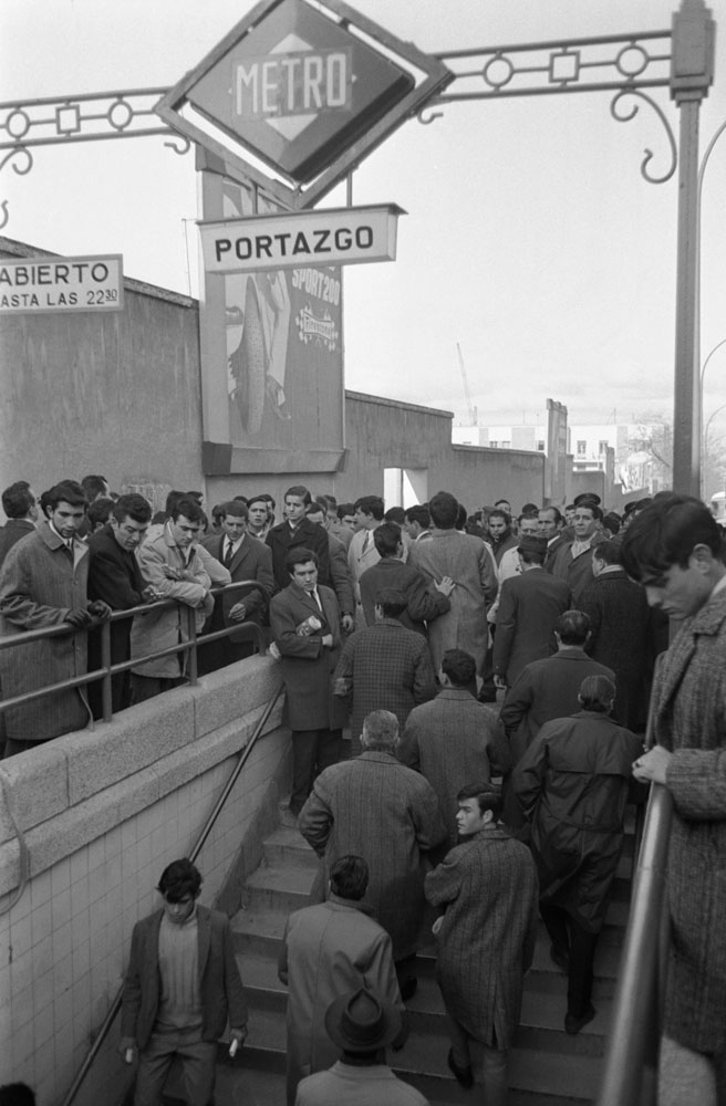 Lo que no ha cambiado tanto son los tumultos de gente a la salida del metro, o los aparcamientos repletos de coches de aficionados que se desplazaban para ver y animar a su equipo.