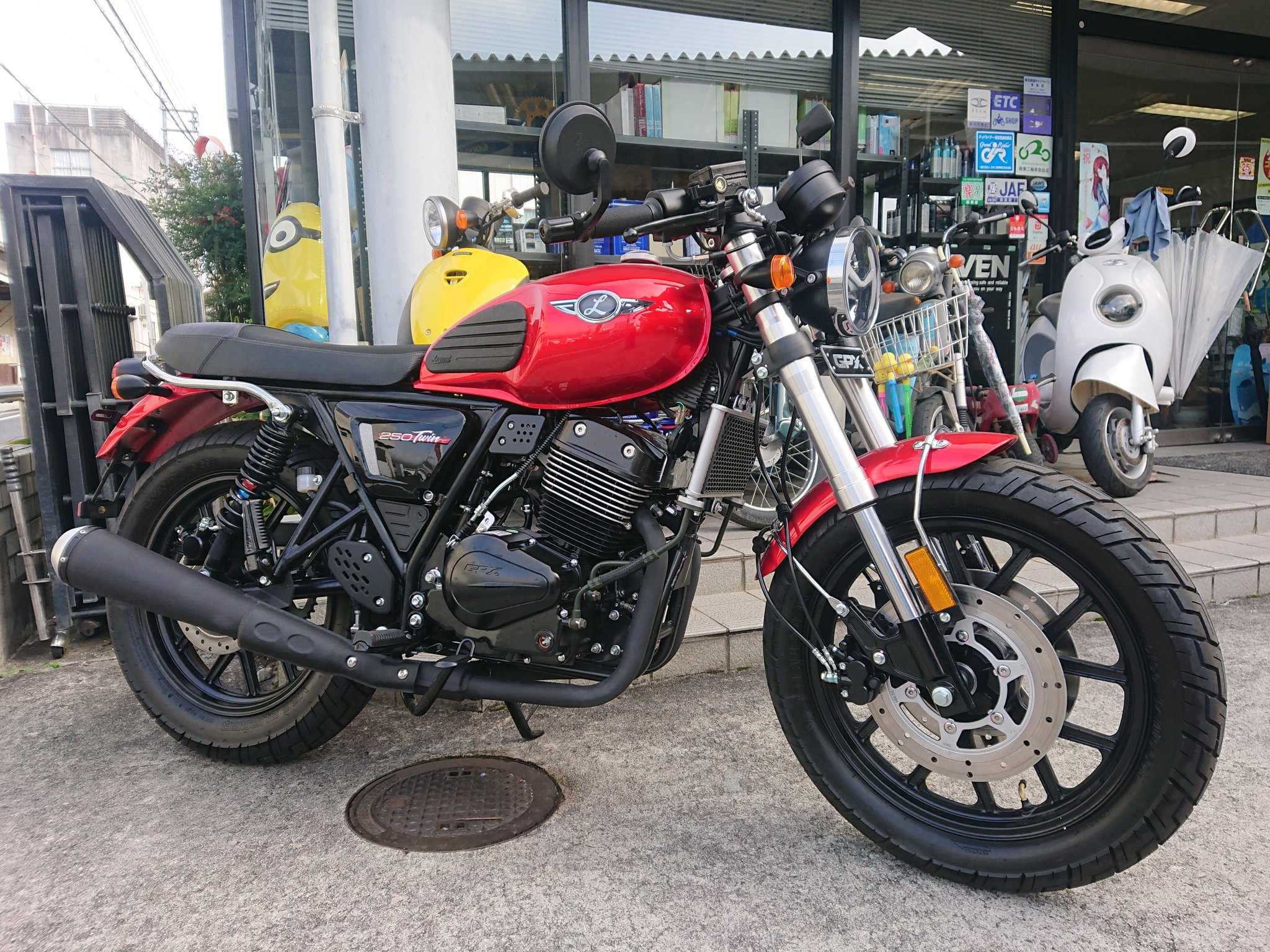 株式会社 小見山モータース ｇｐｘ レジェンド２５０ツイン 低走行の中古車入荷 コロナの影響で国内外問わず新車が手に入らない状態が続いています 試乗車兼販売車両にする予定です 小見山モータース クルマ バイク 車 Gpx レジェンド250ツイン