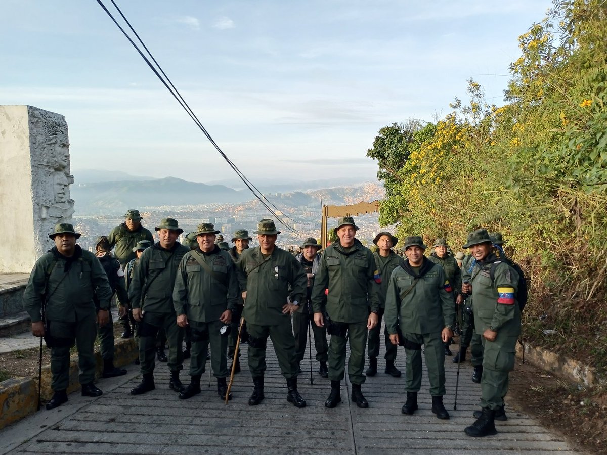 Umbv_Fanb's tweet photo. La UMBV con la presencia del MG Nicodemo Ramos Viceministro de @Educacion_MPPD en el marco del plan Aprender Haciendo,da inicio a la marcha de las 5 leguas"Camino a la Mar"conmemorando la partida de la última estadía en Venezuela del Libertador Simón Bolívar #UMBVCaminoALaMar2021 https://t.co/7qz5ld5qaf