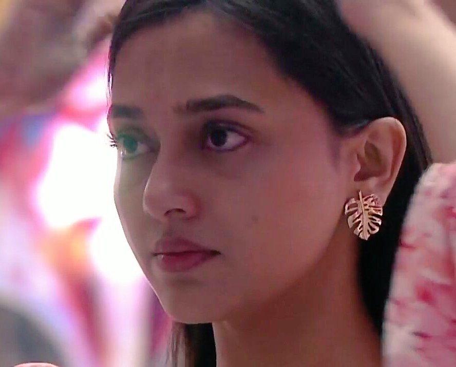 shravu54's tweet photo. She fights &amp; stands for right , she endorses Girl Power . 
Want anything else ?? 

TEJA KE 9 SAAL BEMISAAL

#Tejran • #TejasswiPrakash • #BiggBoss15 https://t.co/sKARkDm5aj
