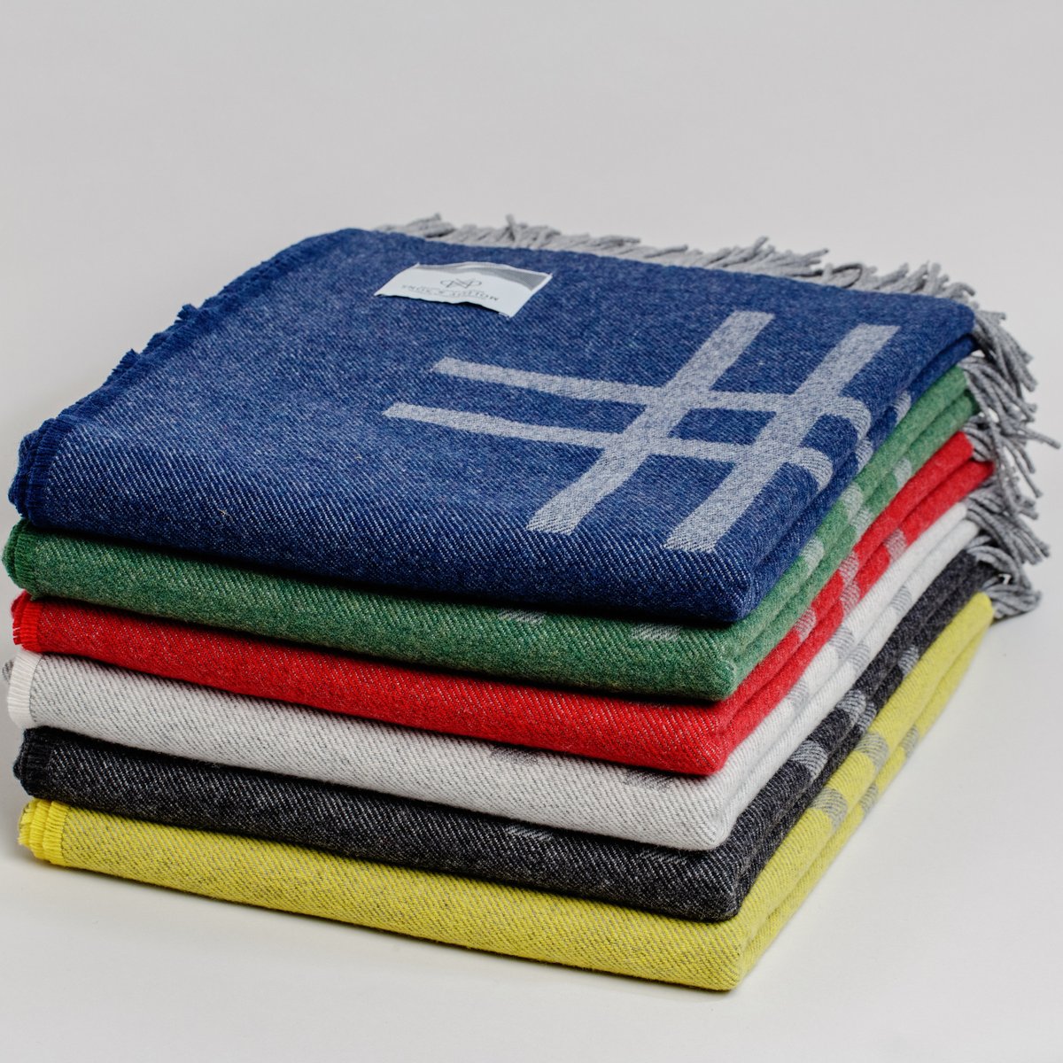 Black Friday offer, we are giving 20% off our Crosshatch throws, runs through to midnight Tuesday 30th
molloy-sons.myshopify.com/collections/cr… 
#molloyandsons #donegaltweed #lovemadelocal #irishgifts