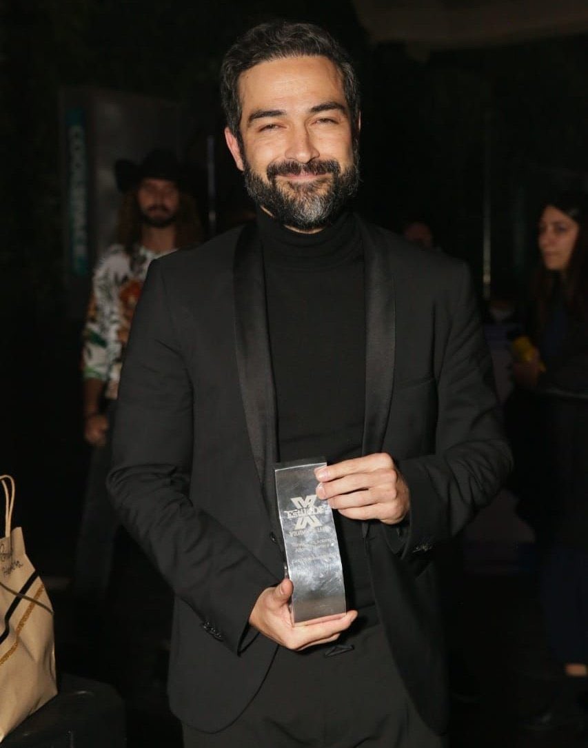 InfoRBDBrasil's tweet photo. 🏆 PREMIAÇÃO:
Ele não para! Ontem, Alfonso Herrera (@ponchohd) compareceu ao #EstiloDFXI da @EstiloDF e recebeu um prêmio por sua trajetória como ator! 🥰 É muito orgulho! https://t.co/Upu7jso3dg
