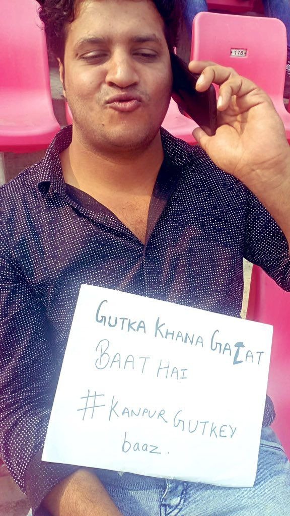 TheLallantop's tweet photo. कानपुर टेस्ट में बैठे जिस युवक को गुटखा खाता बताकर तस्वीर वायरल हुई, आज वो नए कार्ड के साथ नज़र आए. https://t.co/5QtU40ODcb