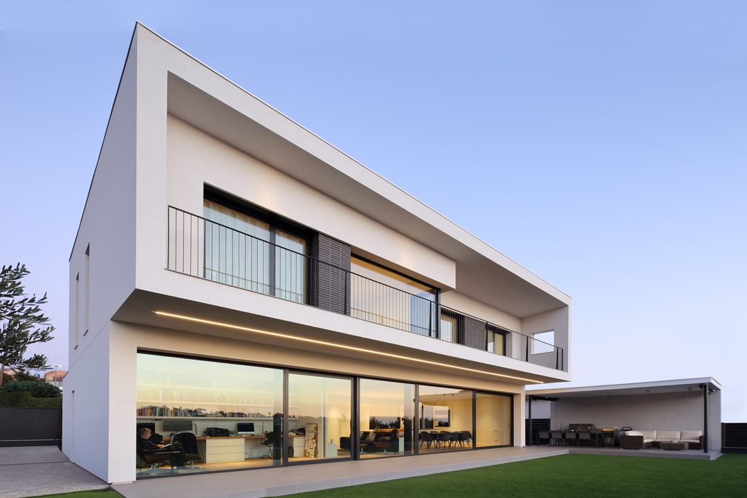La nueva vivienda que acabamos de finalizar en el Maresme produce más energía de la que consume, una ventaja muy importante hoy en día.
#sostenibilidad #economiacircular #SmartCities #arquitectura #MedioAmbiente #efficiency #innovacion #energialibre #energiaparatransformar