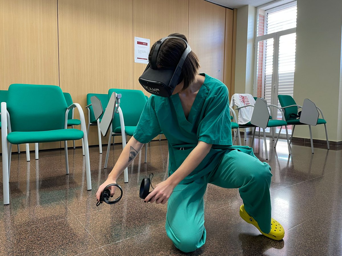 CardiopatiasH's tweet photo. Comienzan los talleres de la #xjornadacardiogenetica. Aqui tenemos el taller de RCP con realidad virtual, impresionante!! https://t.co/WVzQX82Z1D