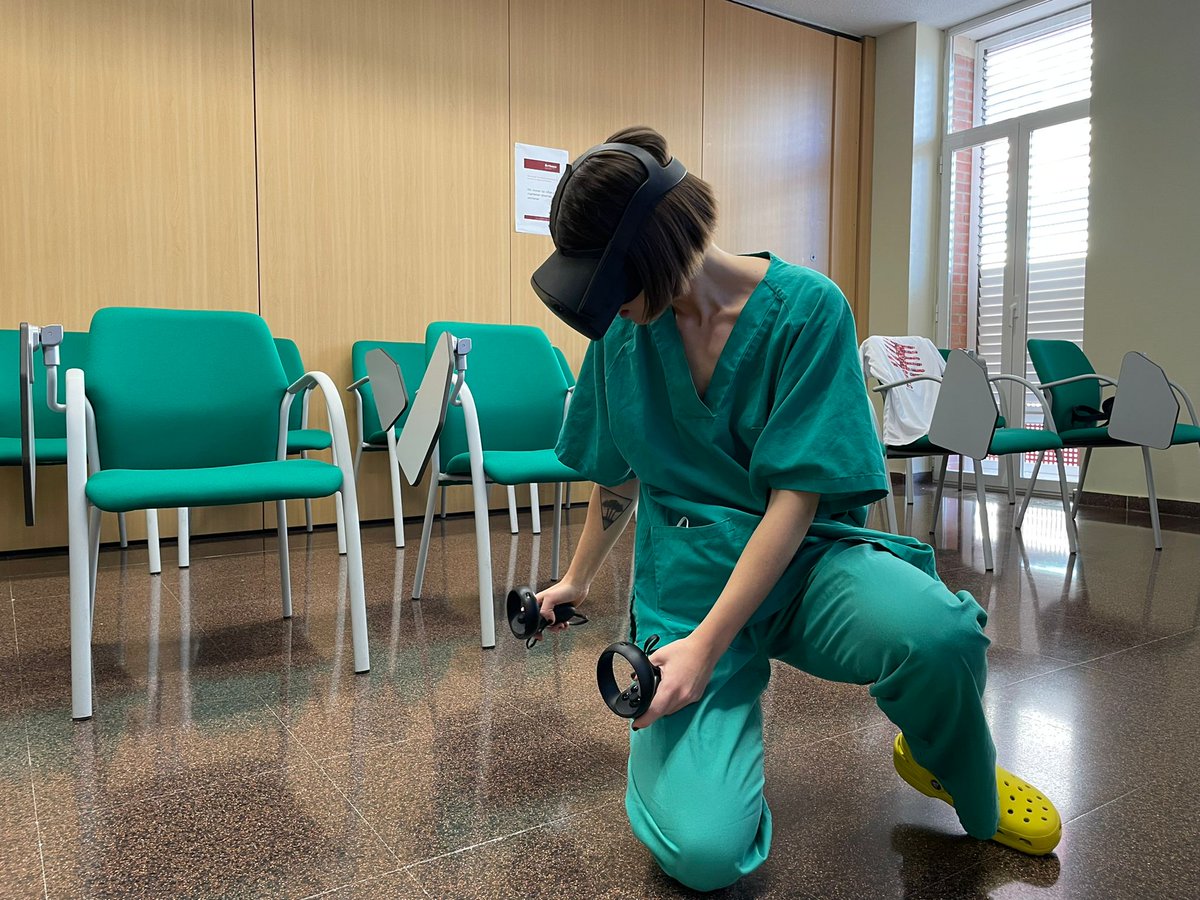 CardiopatiasH's tweet photo. Comienzan los talleres de la #xjornadacardiogenetica. Aqui tenemos el taller de RCP con realidad virtual, impresionante!! https://t.co/WVzQX82Z1D