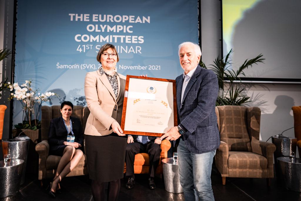 hrv_olimp_odbor's tweet photo. Dopredsjednica #HOO-a i predsjednica @JudoCro #SandaCorak dobitnica je #EOC Olympic Laurel Awards, koju joj je uručio glavni tajnik EOO-a Raffaele Pagnozzi tijekom 41. seminara @EOCEUOffice u slovačkom Šamorinu.  👏🏻

https://t.co/wYHkivzRWi https://t.co/1urBRsanwp