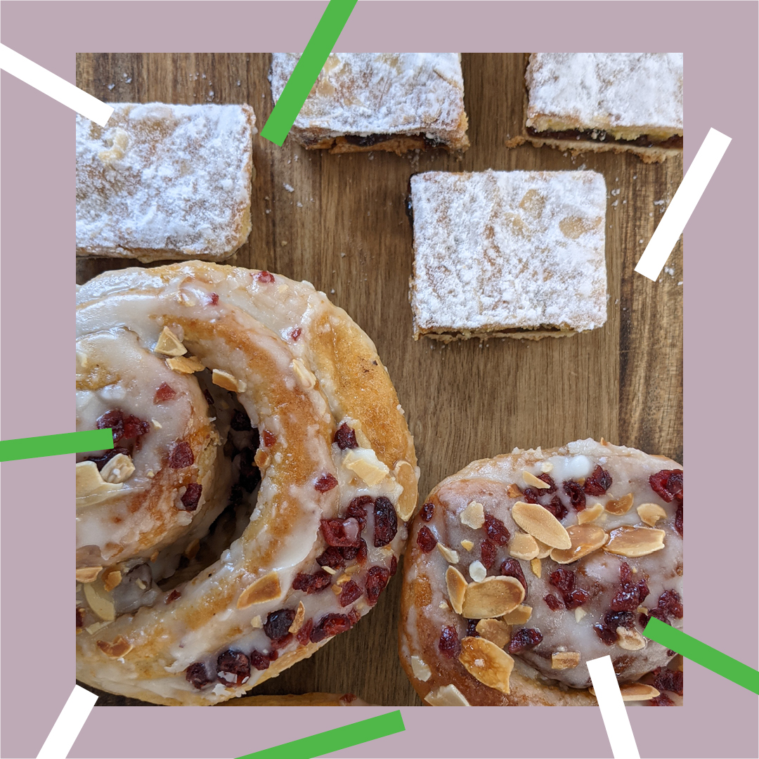 Goodvibes Presents...The Christmas Cake selection. ⁣
🎄⁣
Get festive We Got Goodvibes with a christmas cakes strictly from <a href="/CakesmithsHQ/">Cakesmiths</a> 
🍰
#londoncoffeegeek #lovecoffee #christmasselection #expressway #londoncommunity #creativeoffices