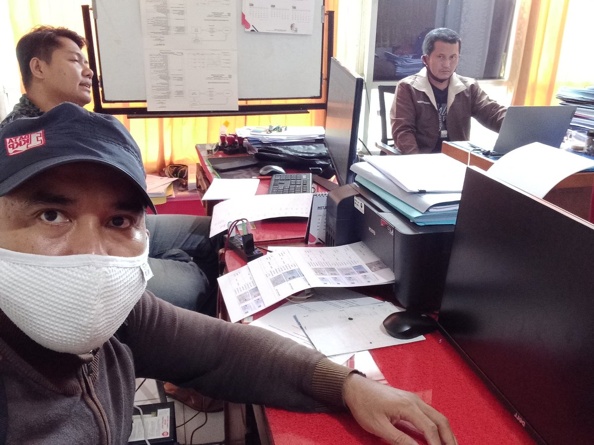 AM_Samarinda36's tweet photo. Jumat (26/11), AM, Luhkan Bantu Samarinda, di Unit Usaha Budikdamber, Penugasan siswa siswi praktek untuk memantau pakan dan pertumbuhan Ikan dalam ember, berkoordinasi perkembangannya ke dinas Perikanan Kota Smd (Bpk Budi Artha), #GiatLuhkanSatminkalTegal #Samarinda #Aktifitas https://t.co/2rP7qOdGqq