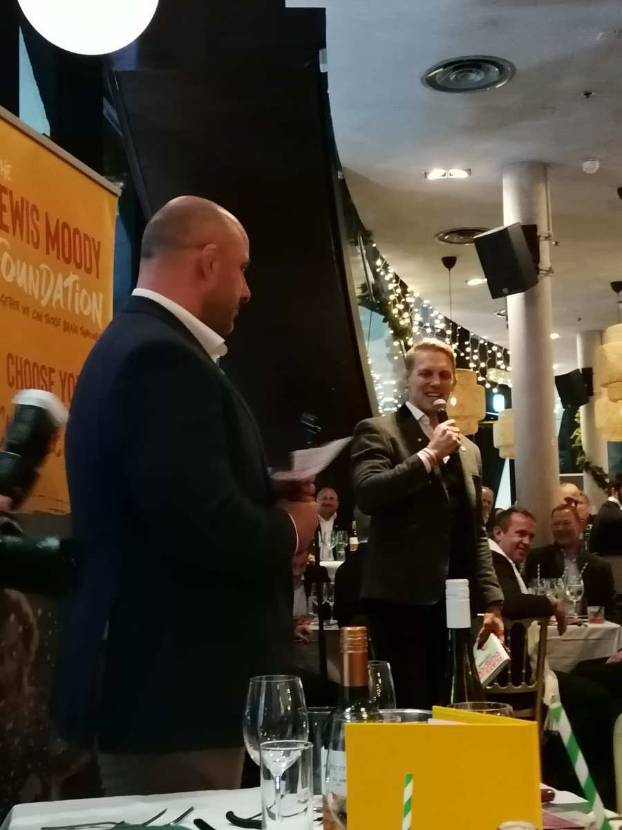 Wonderfull night with @under_the_posts @SterlingGherkin for 1st @LewisMoodyFdn dinner in 2 years. 
Great fun with @davidflatman @samwarburton_ @Chick_Chalmers @george_chuter for a great cause #tacklingbraintumourstogether @BowiePR