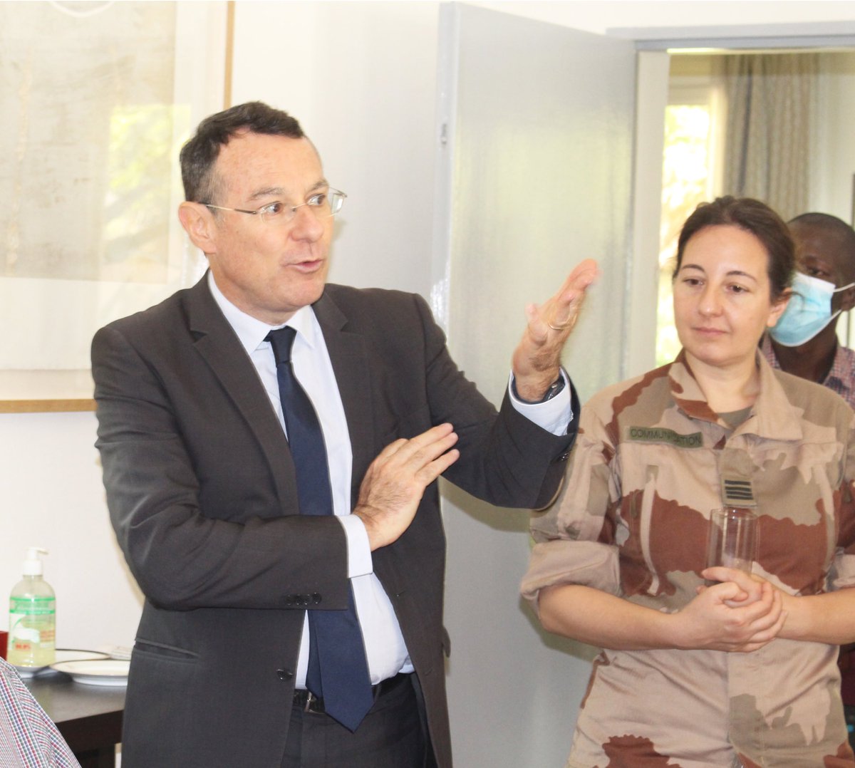tuwindi's tweet photo. Ce jeudi 25 Novembre, son excellence M. Joël MEYER, ambassadeur de France au Mali a organisé en l’honneur des lauréats des #MaMA21 un déjeuner à la Résidence de France. 
Ce déjeuner a permis d’échanger avec les lauréats sur leurs différentes activités. 
#MaMA21 #Tuwindi https://t.co/wyIRpXJQNG