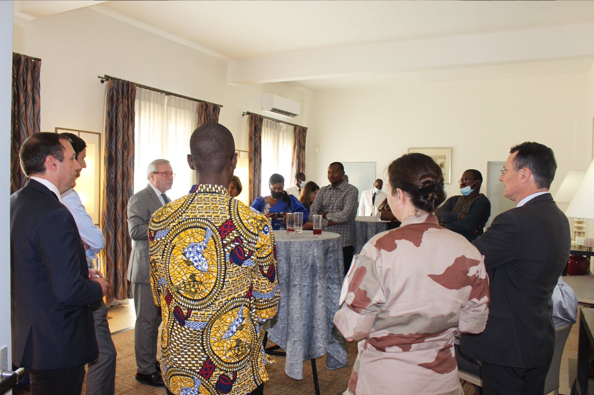 tuwindi's tweet photo. Ce jeudi 25 Novembre, son excellence M. Joël MEYER, ambassadeur de France au Mali a organisé en l’honneur des lauréats des #MaMA21 un déjeuner à la Résidence de France. 
Ce déjeuner a permis d’échanger avec les lauréats sur leurs différentes activités. 
#MaMA21 #Tuwindi https://t.co/wyIRpXJQNG
