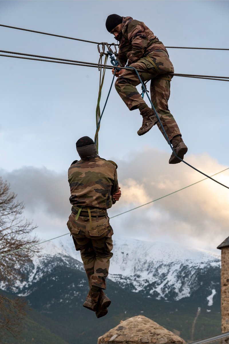 COM6BLB's tweet photo. Stage commando spécialisé des #GAEA de la #6BLB et de la #9BIMa au #CNEC.
Afin de de conserver l’initiative dans les situations les plus critiques, les spécialistes de l’engagement amphibie perfectionnent leur aguerrissement et leur agressivité. https://t.co/xUYmbPzDyD