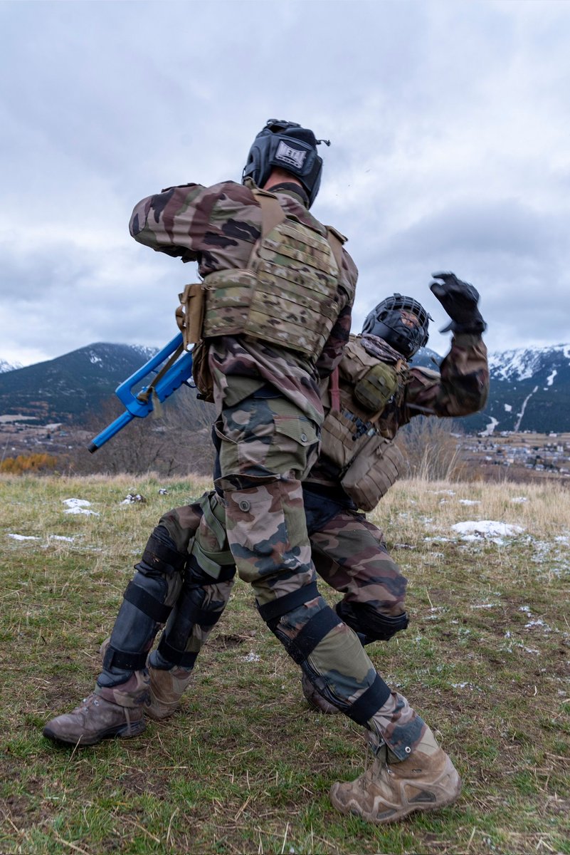 COM6BLB's tweet photo. Stage commando spécialisé des #GAEA de la #6BLB et de la #9BIMa au #CNEC.
Afin de de conserver l’initiative dans les situations les plus critiques, les spécialistes de l’engagement amphibie perfectionnent leur aguerrissement et leur agressivité. https://t.co/xUYmbPzDyD