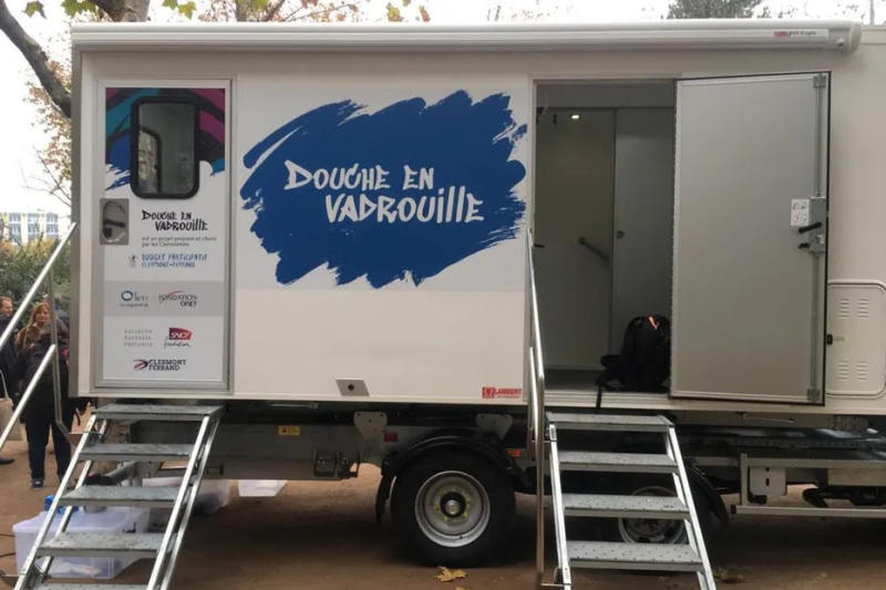 LMPositif's tweet photo. 🚿 A Clermont-Ferrand, un pompier volontaire vient de lancer, avec l'aide de la mairie, le projet d'un camion douche qui permet aux personnes démunies de prendre une douche gratuitement ! ❤️ (France 3) https://t.co/N6tEHVRe7E