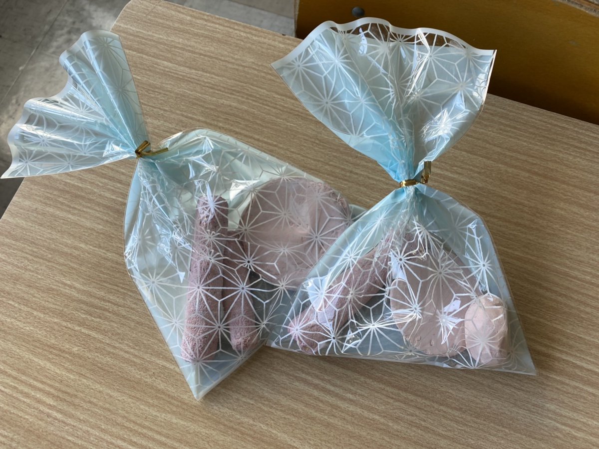 show05916647's tweet photo. 「手作りチョーク」作り始めてみました！これ渡すと子ども達は喜んで黒板に答え書いてくれるんだよなぁ🌟誰でも簡単に作れるよ👋しかも地球に優しい！#エコ #教師の裏技 #チョーク #授業のアイテム https://t.co/mc6gIaAAUr