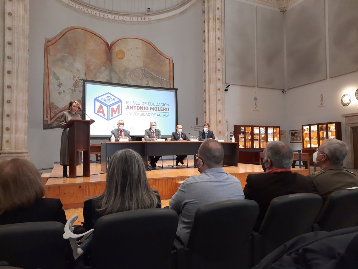 XiscaComas's tweet photo. Maria del Mar del Pozo Andrés, directora del Museo de Educación Antonio Molero de la Universitat d'Alcalà, durant l'acte d'inauguració avui 26 de novembre de 2021. https://t.co/eZOg2qf4si