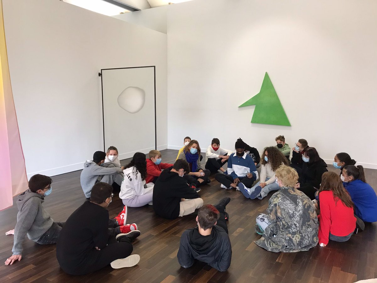 clgMoliere's tweet photo. Découverte et réflexion autour des œuvres sélectionnées pour le concours  💡 #FRACnormandieCaen Merci Marie Leloup pour toutes les explications qui ont ravi les élèves. https://t.co/Guylzg1Vdz
