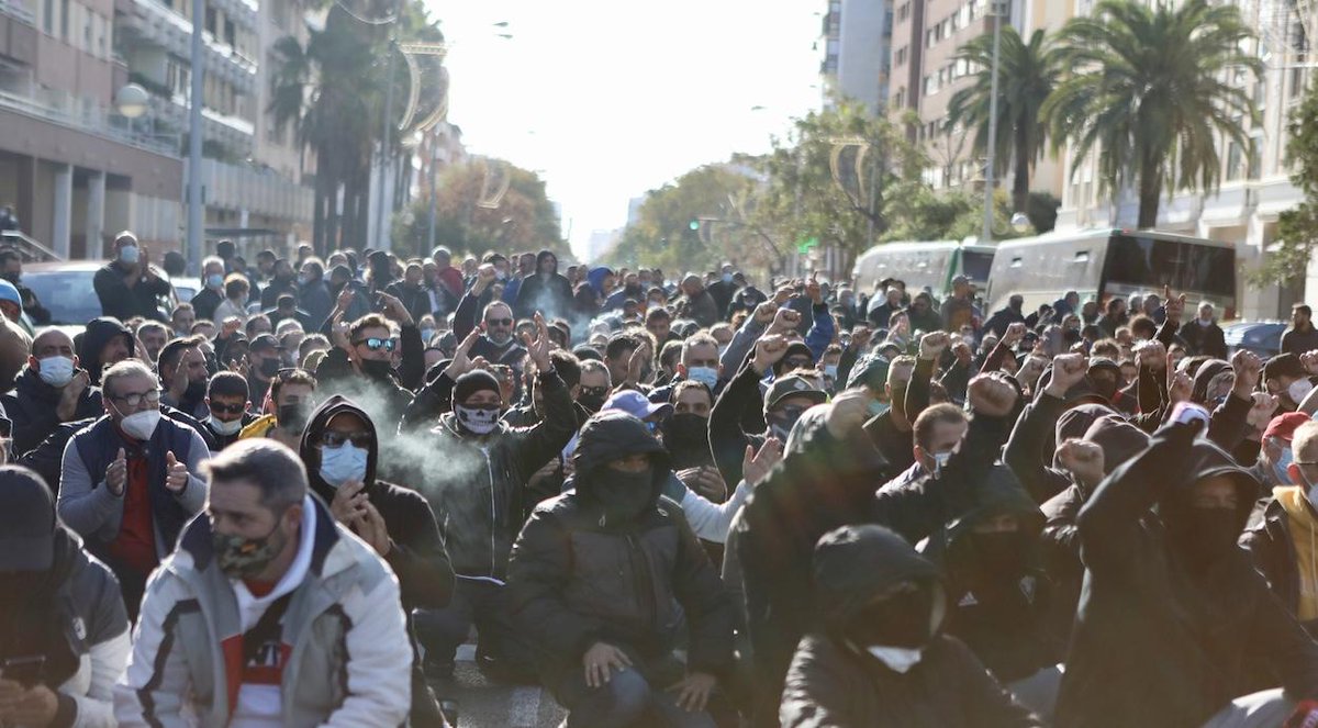 LaMaza_DISUELTA's tweet photo. La lucha de los obreros en Cádiz, el espontaneísmo del movimiento obrero del Estado y el revisionismo de Izquierda Revolucionaria (@IzquierdaRevol)  

🔗https://t.co/bjsWE4Grbw https://t.co/e7tF46oBq9