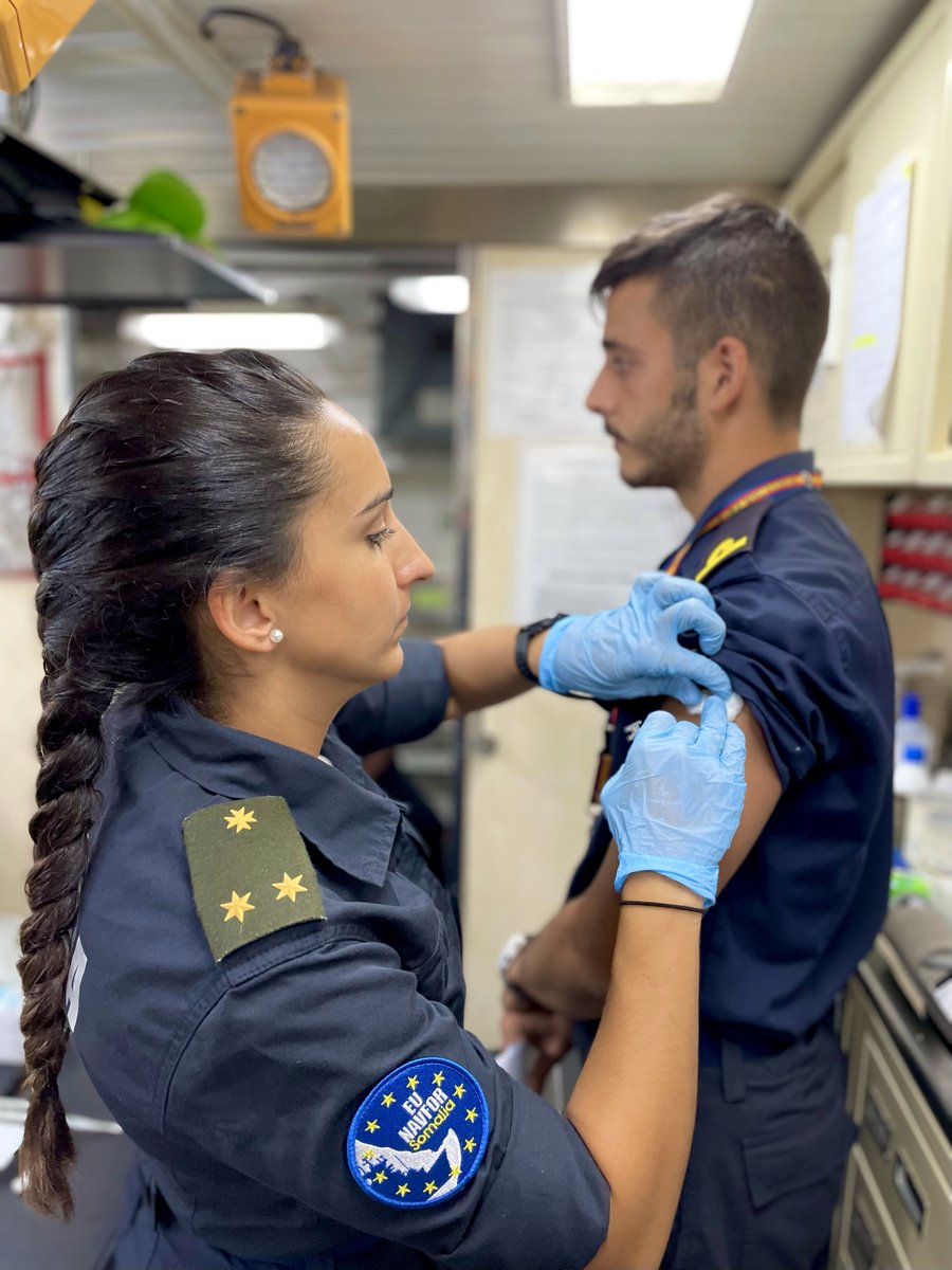 EUNAVFOR's tweet photo. #MeetOurTeam-LTJG Paula administers flu shots on #OpAtalanta 🚢🇪🇸ESPS Victoria to complement the Operation's mandatory #COVID19 vaccination protocol to reduce possible health risks & remain full mission capable at all times.#VaccToNormal
@EUPartnership @Armada_esp #GenderFriday https://t.co/1h9nJAUmMz