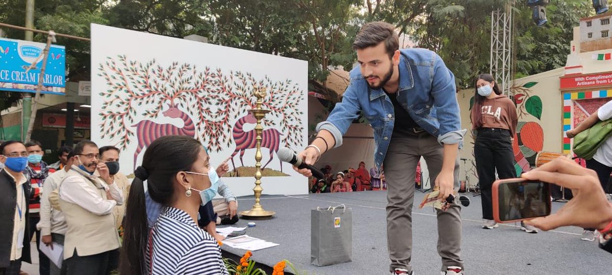 tribesindia's tweet photo. Come join the buzz at Dilli Haat with traditional tribal performances, cuisines and also some fun activities brought to you by Radio City. 
#AadiMahotsav has won the hearts of Delhiites and RJ Abhishek was here to add to the fun, don't miss on it....

#Vocal4Local #BuyTribal https://t.co/I8ei0WMl1T