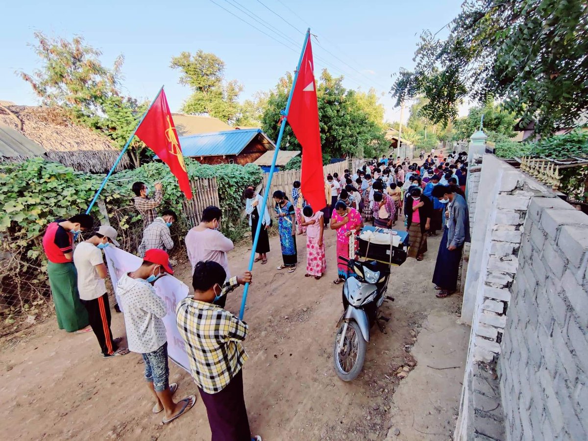 Khithitofficial's tweet photo. မုံရွာတွင် လက်ပံတောင်းဒေသခံ ပြည်သူများ ဦးဆောင်ကာ ယနေ့ နိုဝင်ဘာလ ၂၆ ရက်နေ့တွင် စစ်ကျွန်မခံ “ဘူး” ငြင်းဆန် အမျိုးသားနေ့ အဓိဋ္ဌာန် ဖက်ဆစ် စစ်ကောင်စီ တော်လှန်ရေး ချီတက် ဆန္ဒပြခဲ့ကြောင်း သိရသည်။ https://t.co/huAhfPEHIp