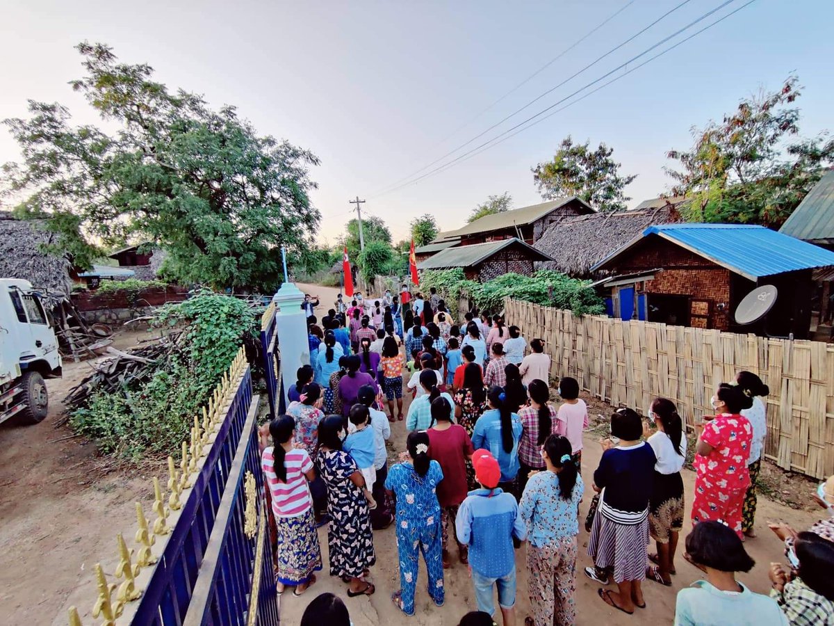 Khithitofficial's tweet photo. မုံရွာတွင် လက်ပံတောင်းဒေသခံ ပြည်သူများ ဦးဆောင်ကာ ယနေ့ နိုဝင်ဘာလ ၂၆ ရက်နေ့တွင် စစ်ကျွန်မခံ “ဘူး” ငြင်းဆန် အမျိုးသားနေ့ အဓိဋ္ဌာန် ဖက်ဆစ် စစ်ကောင်စီ တော်လှန်ရေး ချီတက် ဆန္ဒပြခဲ့ကြောင်း သိရသည်။ https://t.co/huAhfPEHIp